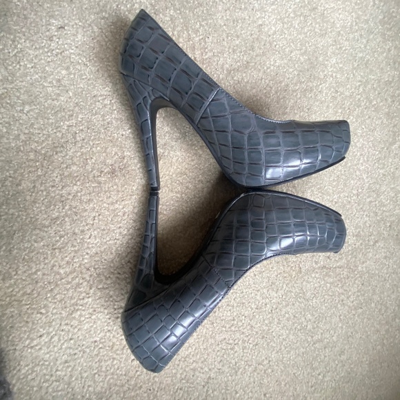 GUC Grey Faux Croc Pumps, Size 8 - Picture 8 of 11